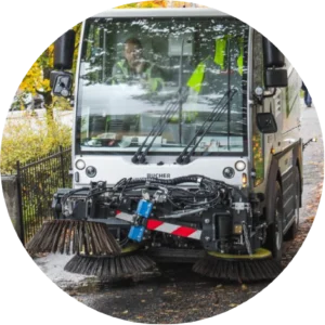 PL Utemiljös CityCat i drift under höststädning – optimal för innerstad och gångvägar.