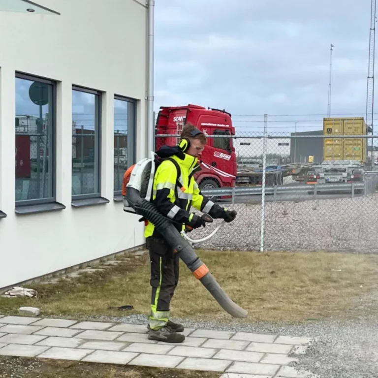 Sandupptagning med handblås på industriområde