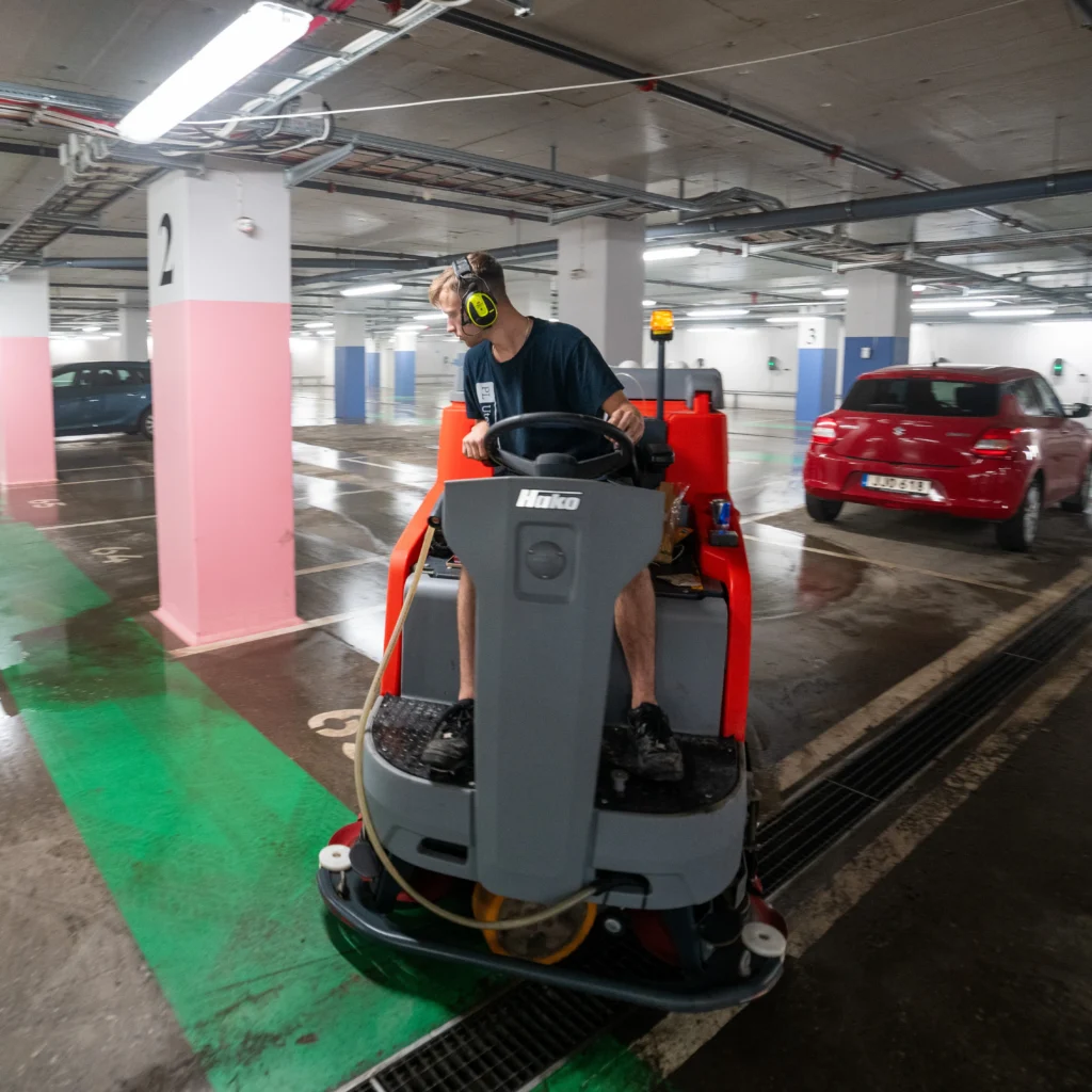 En elmaskin skurar ett garage gol i kista