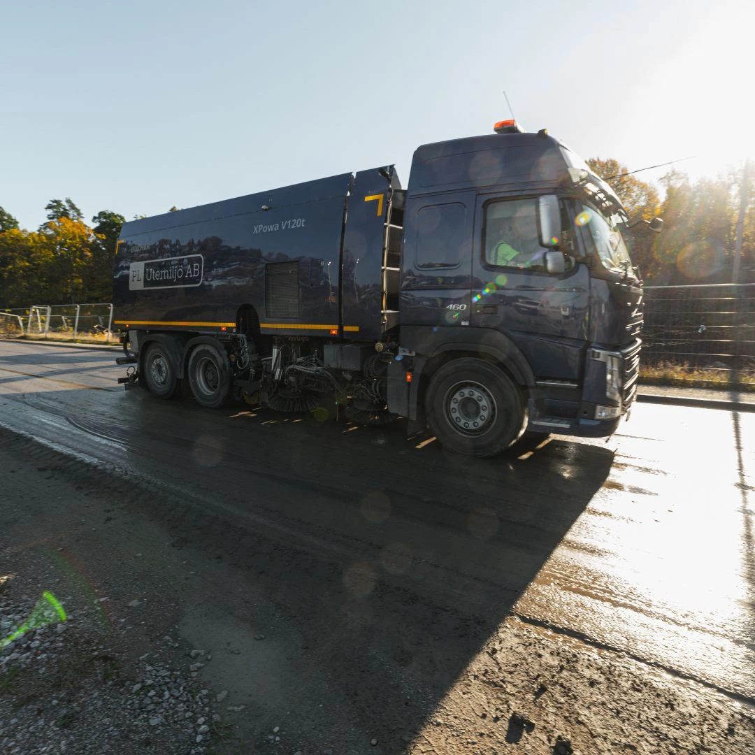 Högtryckstvätt och gatusopning av lerig väg i stadsmiljö – PL Utemiljö