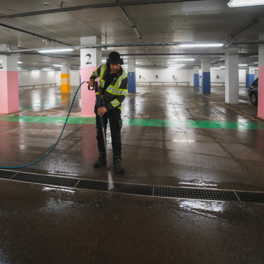 Rengöring av garage rännor, inför vintern