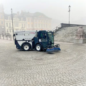Hedehug-sopmaskin från PL Utemiljö AB i drift vid Sveriges riksdag – rengöring i känslig och historisk miljö i centrala Stockholm.