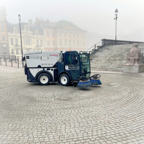 Hedehug-sopmaskin från PL Utemiljö AB i drift vid Sveriges riksdag – rengöring i känslig och historisk miljö i centrala Stockholm.