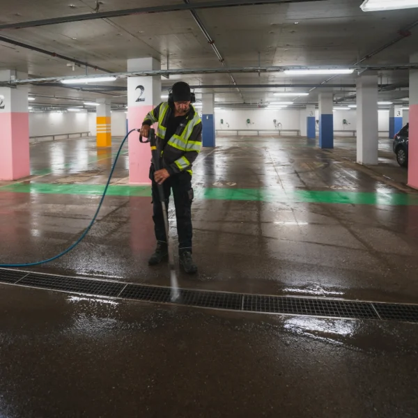Rengöring av garage rännor, inför vintern